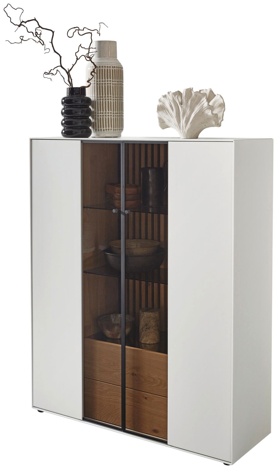 Modernes Highboard mit weißem Korpus und Glastüren, dekoriert mit Vasen und Skulptur, seitliche Perspektive