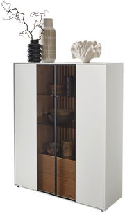 Modernes Highboard mit weißem Korpus und Glastüren, dekoriert mit Vasen und Skulptur, seitliche Perspektive