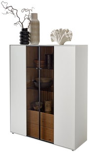 Modernes Highboard mit weißem Korpus und Glastüren, dekoriert mit Vasen und Skulptur, seitliche Perspektive