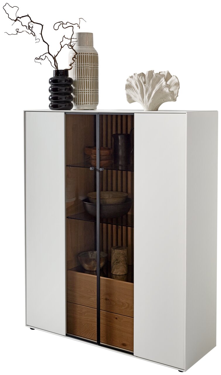 Modernes Highboard mit weißem Korpus und Glastüren, dekoriert mit Vasen und Skulptur, seitliche Perspektive