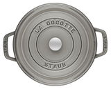 Runde graue Cocotte von oben mit der Aufschrift 'La Cocotte Staub' auf dem Deckel.