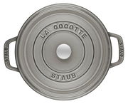 Runde graue Cocotte von oben mit der Aufschrift 'La Cocotte Staub' auf dem Deckel.