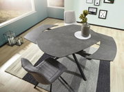 Moderne eettafel Novel BINZ in donkere steenlook met uitschuifbaar tafelblad, gefotografeerd vanuit vogelperspectief, omringd door stijlvolle stoelen en decoratie.