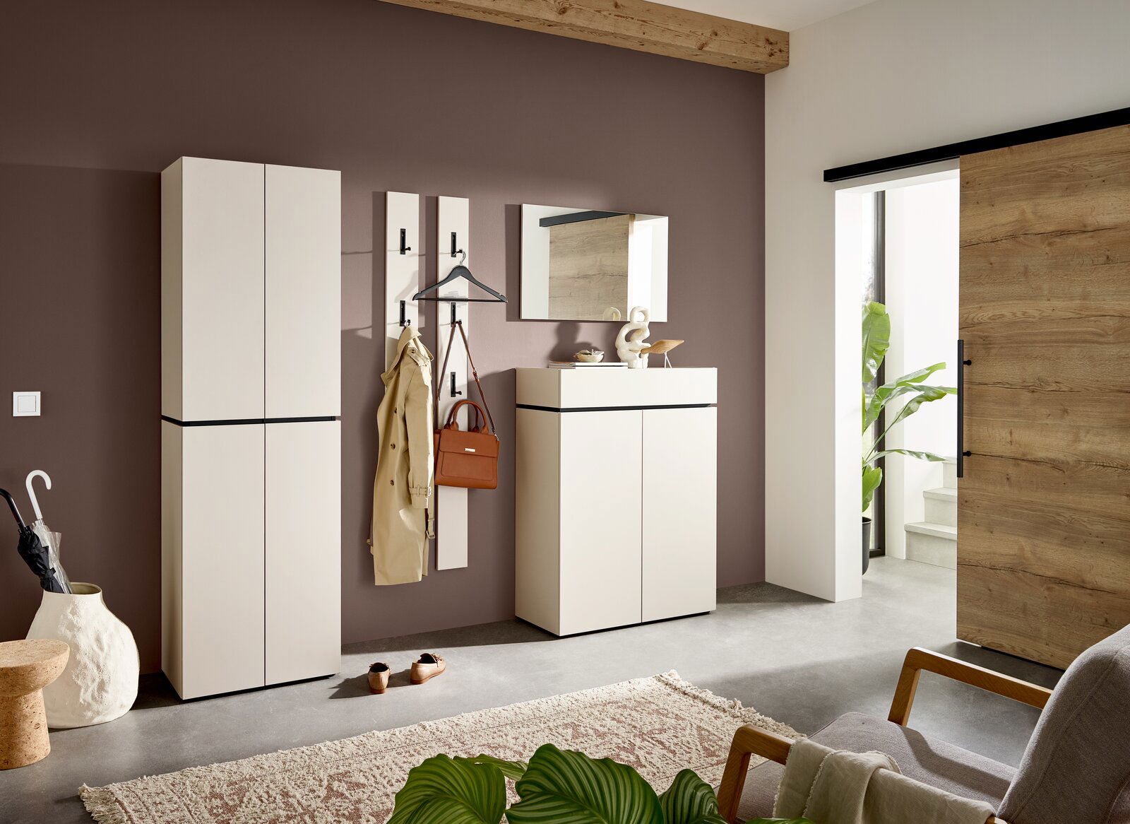 Voleo Schuhschrank UNIQUE Moderner Eingangsbereich mit Garderobenmöbeln in heller Farbe, bestehend aus Schuhschrank, Garderobenpaneel und Spiegel, seitliche Perspektive.