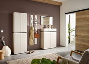 Moderner Eingangsbereich mit Garderobenmöbeln in heller Farbe, bestehend aus Schuhschrank, Garderobenpaneel und Spiegel, seitliche Perspektive.