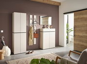 Moderner Eingangsbereich mit Garderobenmöbeln in heller Farbe, bestehend aus Schuhschrank, Garderobenpaneel und Spiegel, seitliche Perspektive.