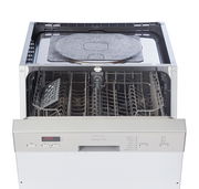 Geschirrspüler in Frontansicht mit geöffneter Tür und sichtbarem Innenraum