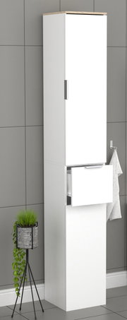 Weißer, hoher Badezimmer-Hochschrank mit Holzoptik-Abdeckplatte, einer Tür und mittlerer Schublade (geöffnet), in leichter Seitenansicht von vorn vor grauer Fliesenwand.