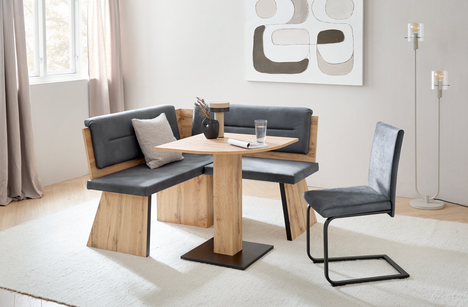 Moderne hoekbankgroep van hout met grijze bekleding, bestaande uit een hoekbank en een stoel, met een vierkante tafel in het midden. Aanzicht van voren.