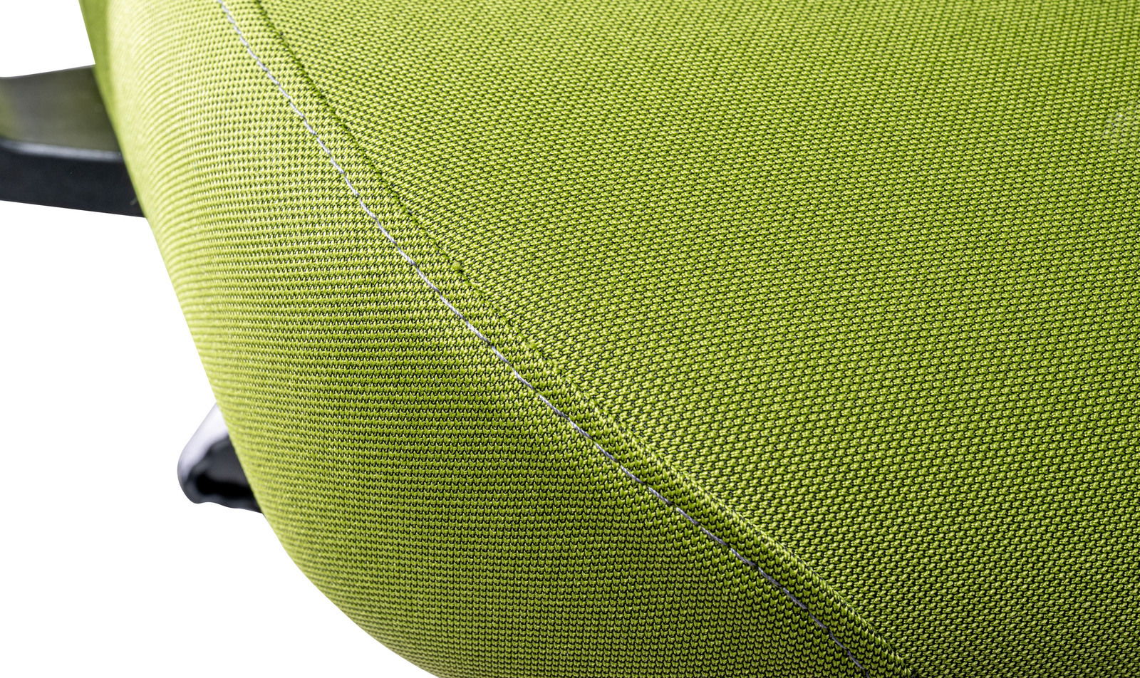 Nahaufnahme eines grünen Stoffbezugs eines Drehstuhls, seitliche Perspektive
