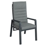 Gartenrelaxsessel mit grauem Polster und schwarzem Metallrahmen, seitliche Perspektive