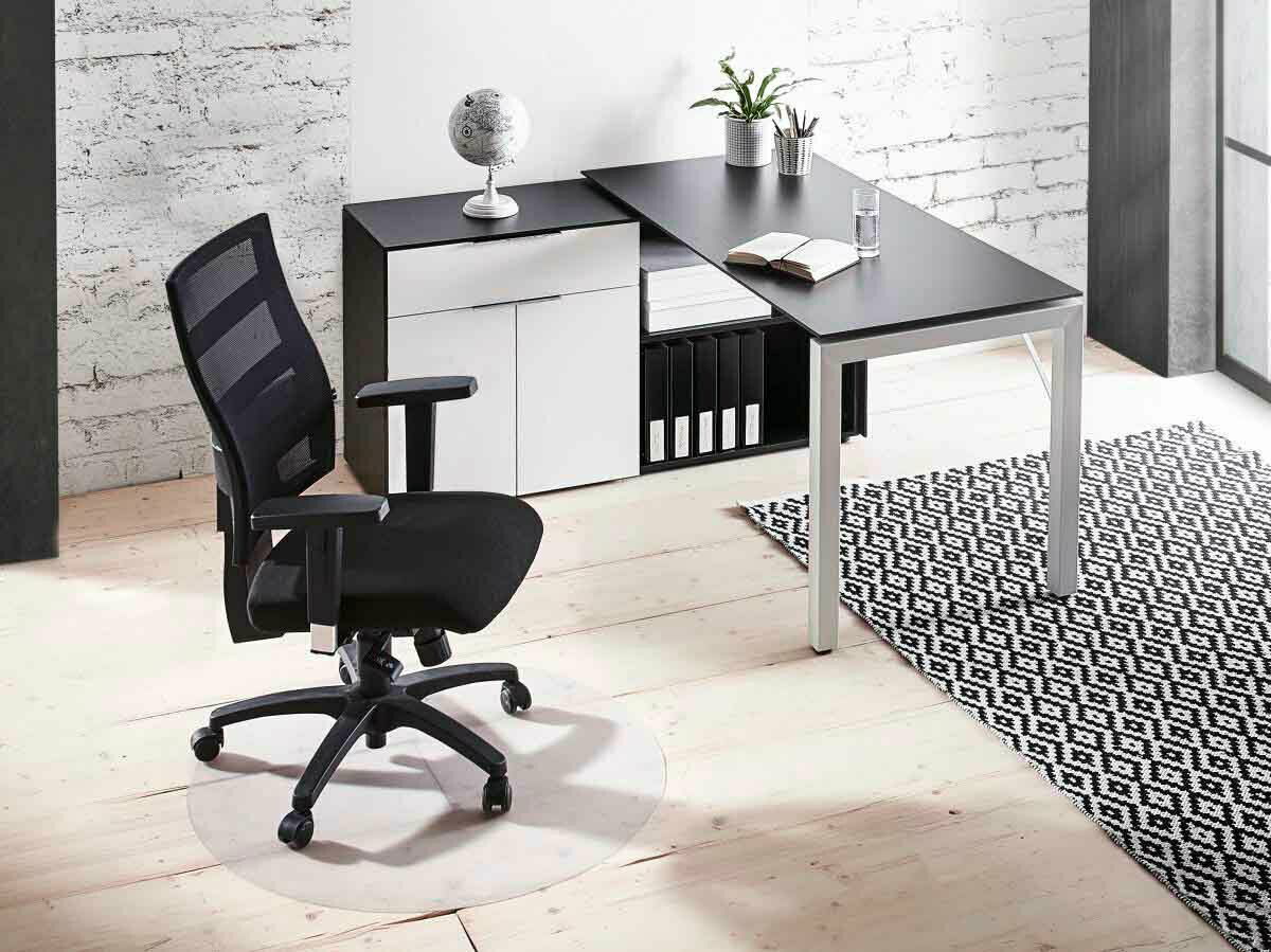 Topstar Drehstuhl X-PANDER PLUS Moderner schwarzer Drehstuhl mit Armlehnen in einem stilvollen Büro, seitliche Perspektive.