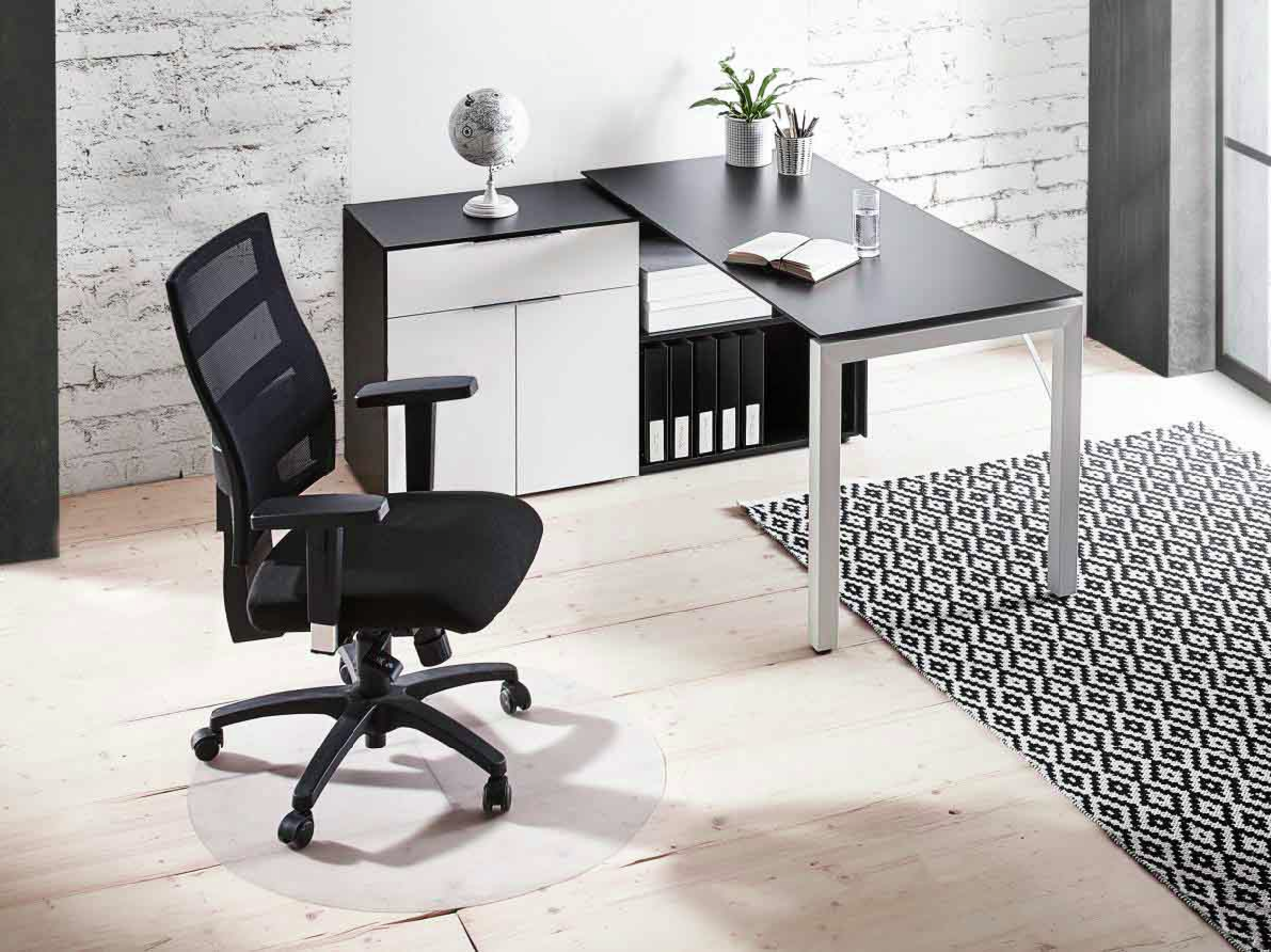 Topstar Drehstuhl X-PANDER PLUS Moderner schwarzer Drehstuhl mit Armlehnen in einem stilvollen Büro, seitliche Perspektive.