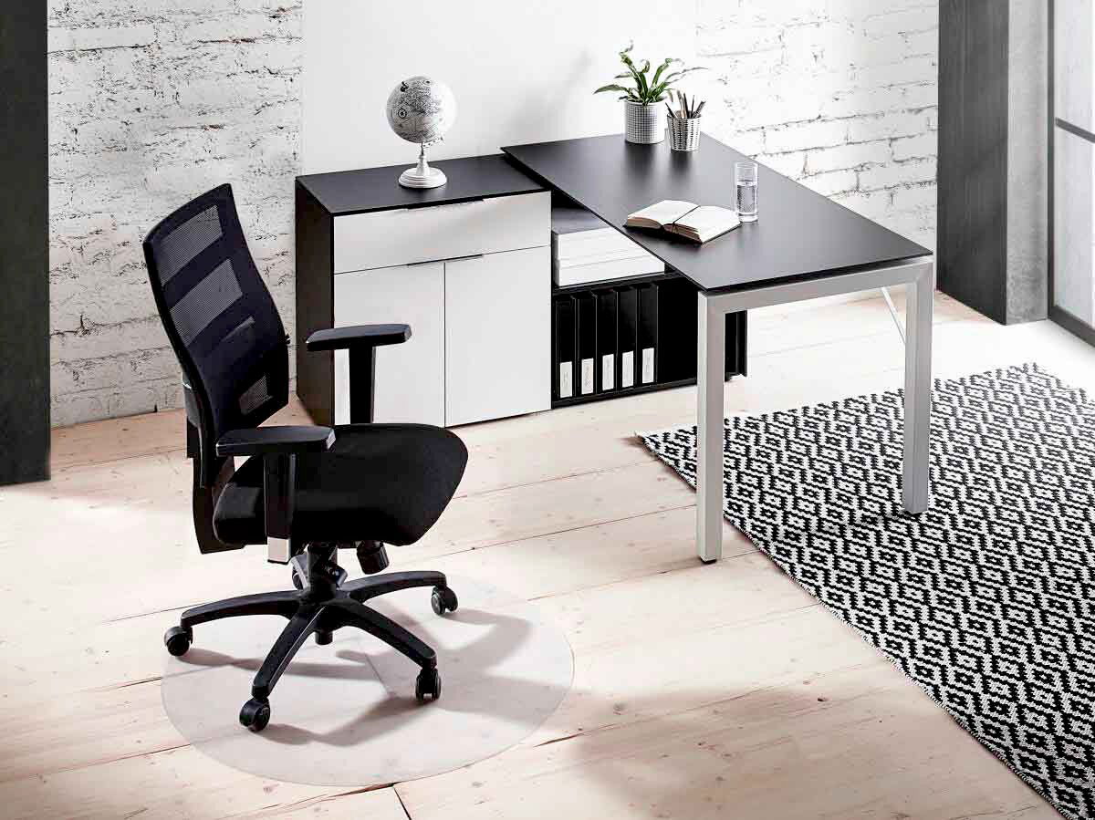 Topstar Drehstuhl X-PANDER PLUS Moderner schwarzer Drehstuhl mit Armlehnen in einem stilvollen Büro, seitliche Perspektive.