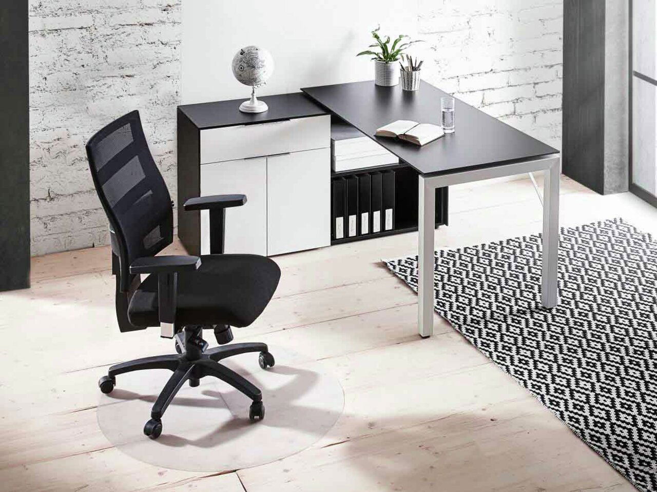 Topstar Drehstuhl X-PANDER PLUS Moderner schwarzer Drehstuhl mit Armlehnen in einem stilvollen Büro, seitliche Perspektive.