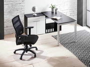 Moderner schwarzer Drehstuhl mit Armlehnen in einem stilvollen Büro, seitliche Perspektive.