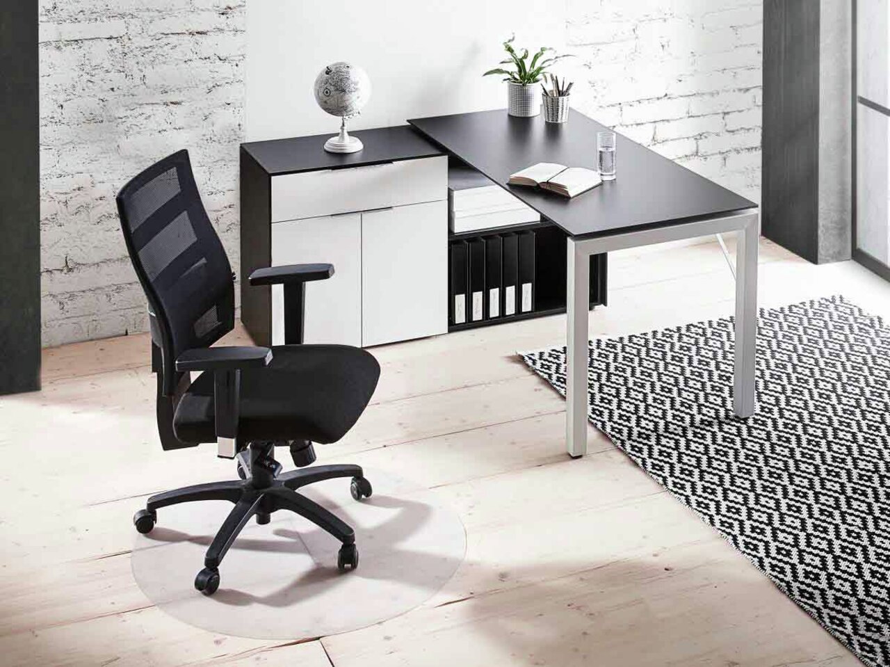 Topstar Drehstuhl X-PANDER PLUS Moderner schwarzer Drehstuhl mit Armlehnen in einem stilvollen Büro, seitliche Perspektive.