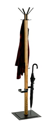 Freistehende Garderobe mit Holzsäule und schwarzem Metallfuß, oben mehrere Haken, Mantel und Regenschirmhalter, Seitenansicht auf weißem Hintergrund