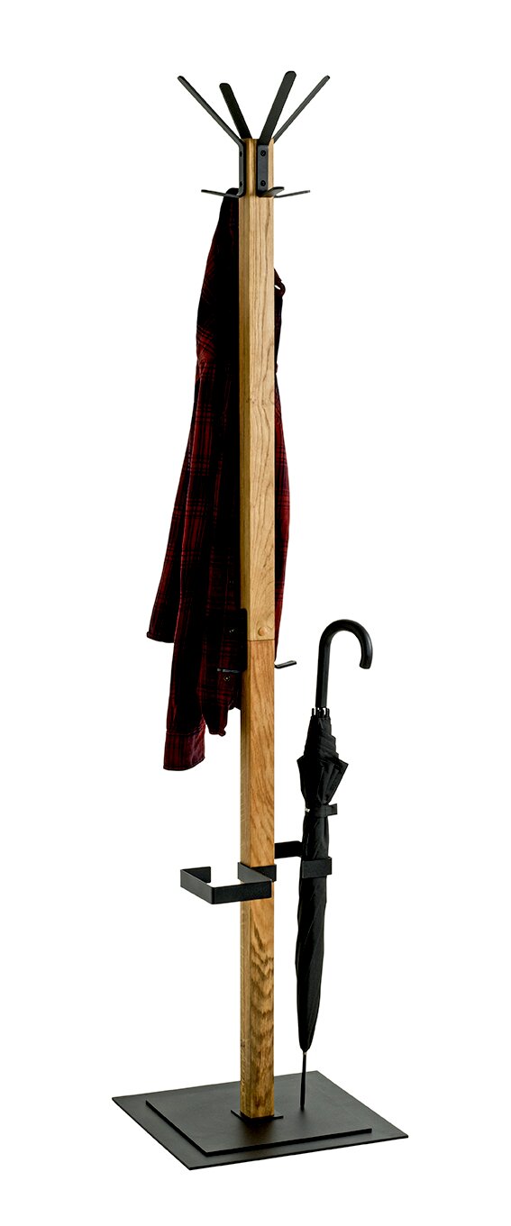 Freistehende Garderobe mit Holzsäule und schwarzem Metallfuß, oben mehrere Haken, Mantel und Regenschirmhalter, Seitenansicht auf weißem Hintergrund