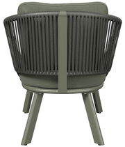 Rückansicht eines modernen Loungesessels mit grüner Polsterung und stilvollem, geflochtenem Design.