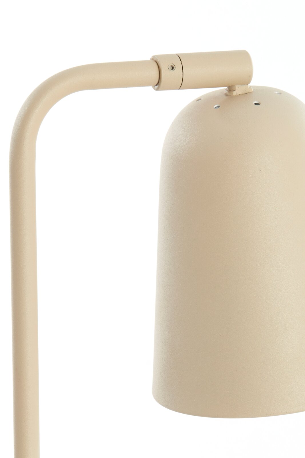 Close-up vanuit vooraanzicht van een beige metalen lamp met gebogen frame en cilindervormige kap