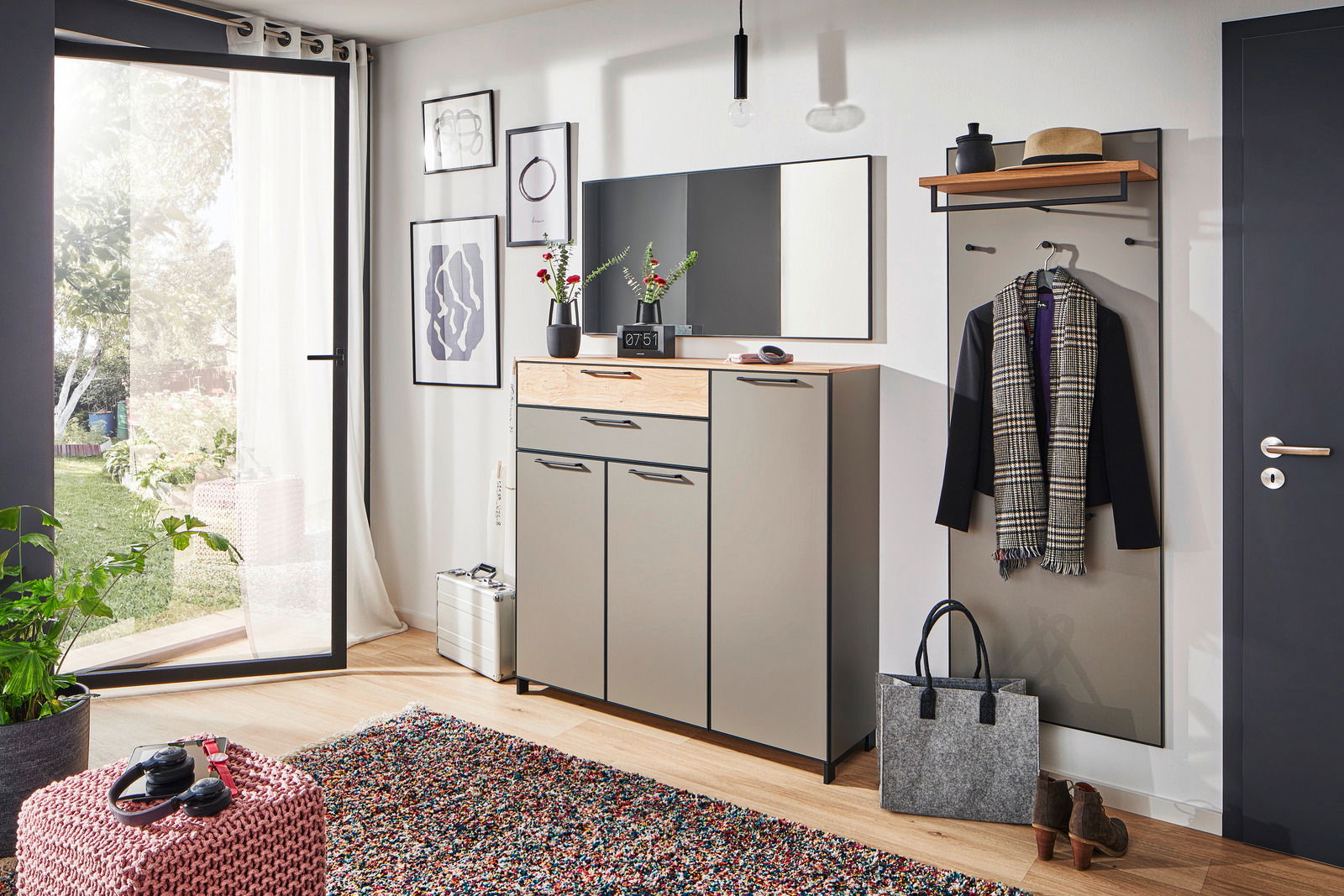 Moderner Eingangsbereich mit Schuhschrank, Spiegel und Garderobenpaneel, seitliche Perspektive