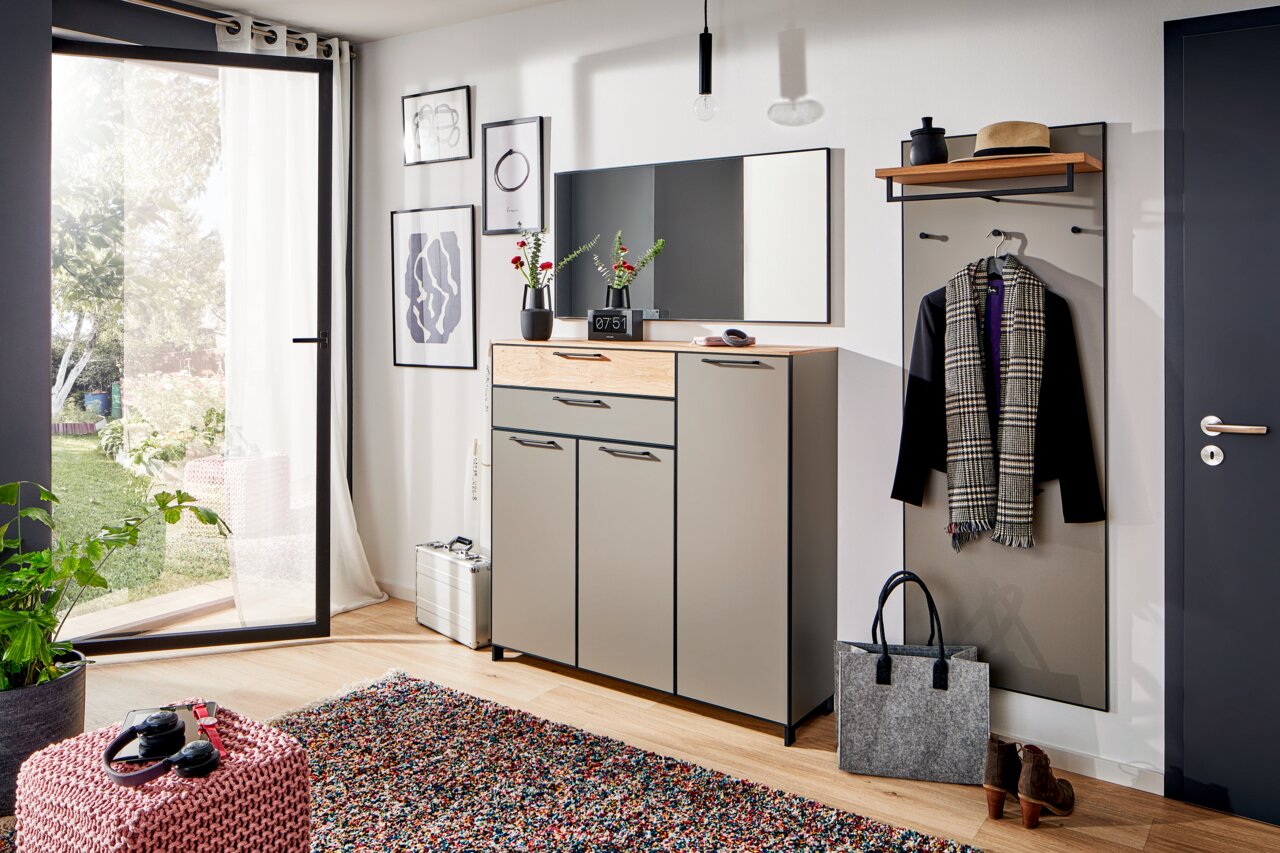 Moderner Eingangsbereich mit Schuhschrank, Spiegel und Garderobenpaneel, seitliche Perspektive