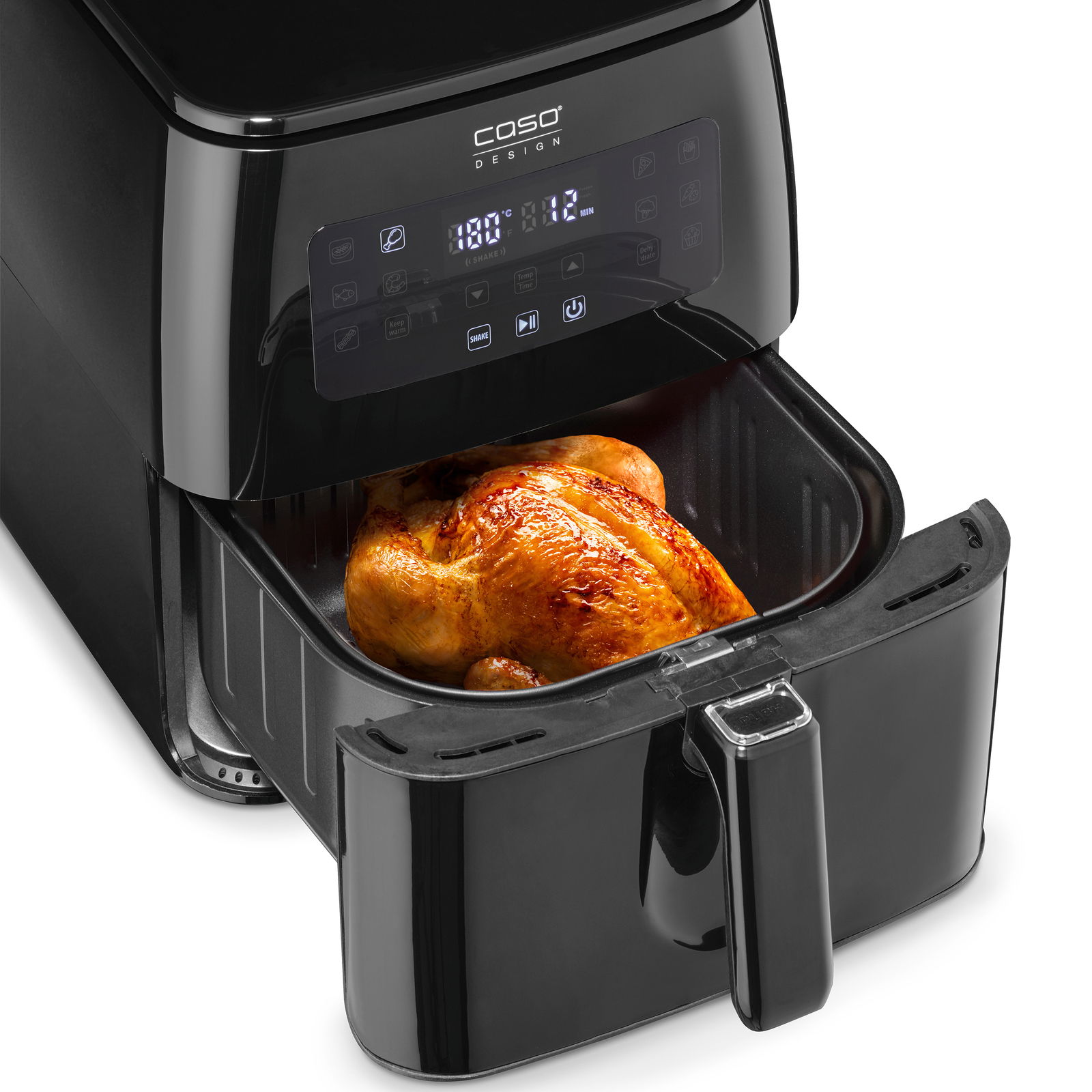 Schwarze Heißluftfritteuse mit digitalem Display, gefüllt mit einem gebratenen Hähnchen, aus der Vorderansicht.
