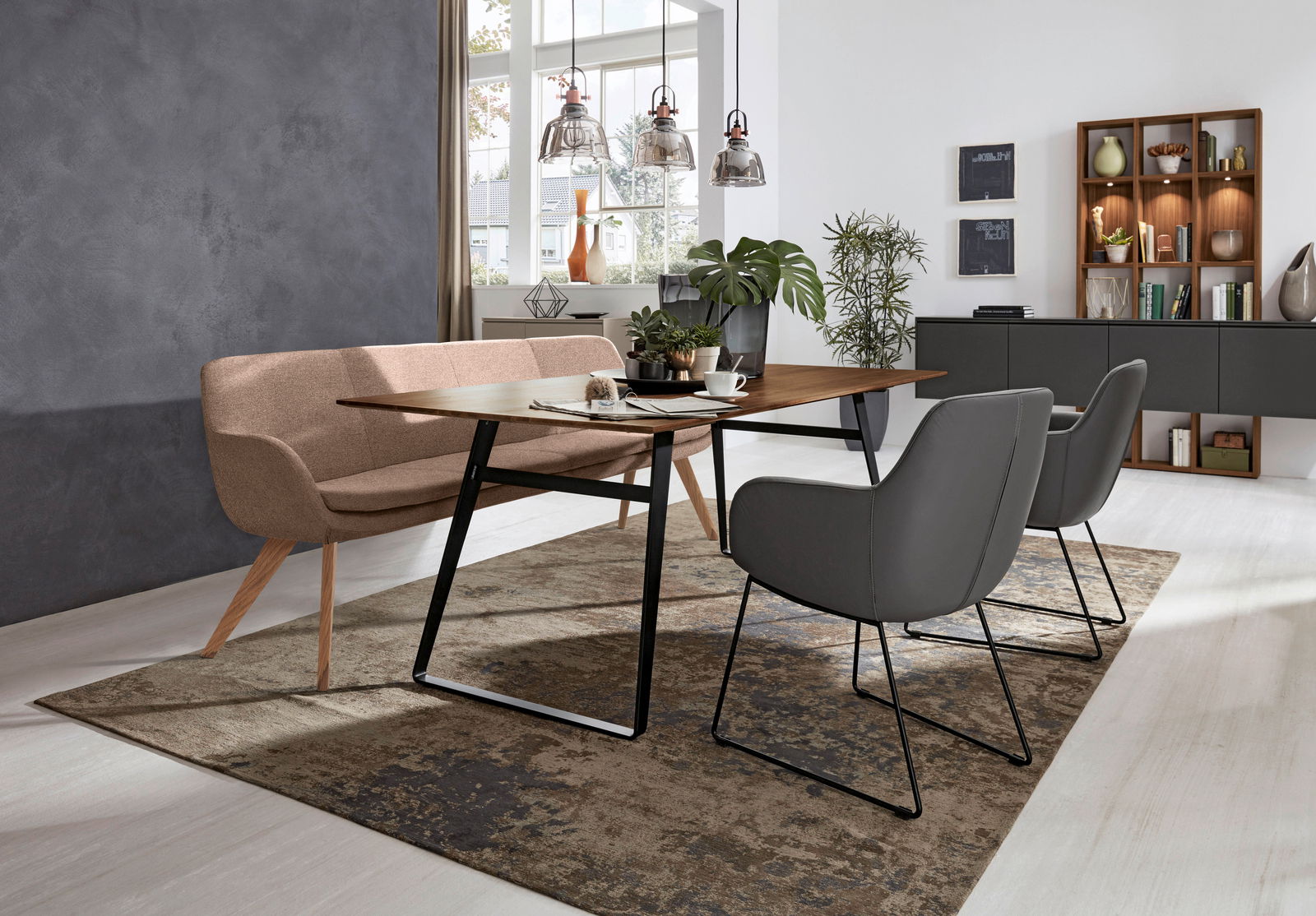 Moderne Polsterbank in einem stilvollen Esszimmer, seitliche Perspektive.