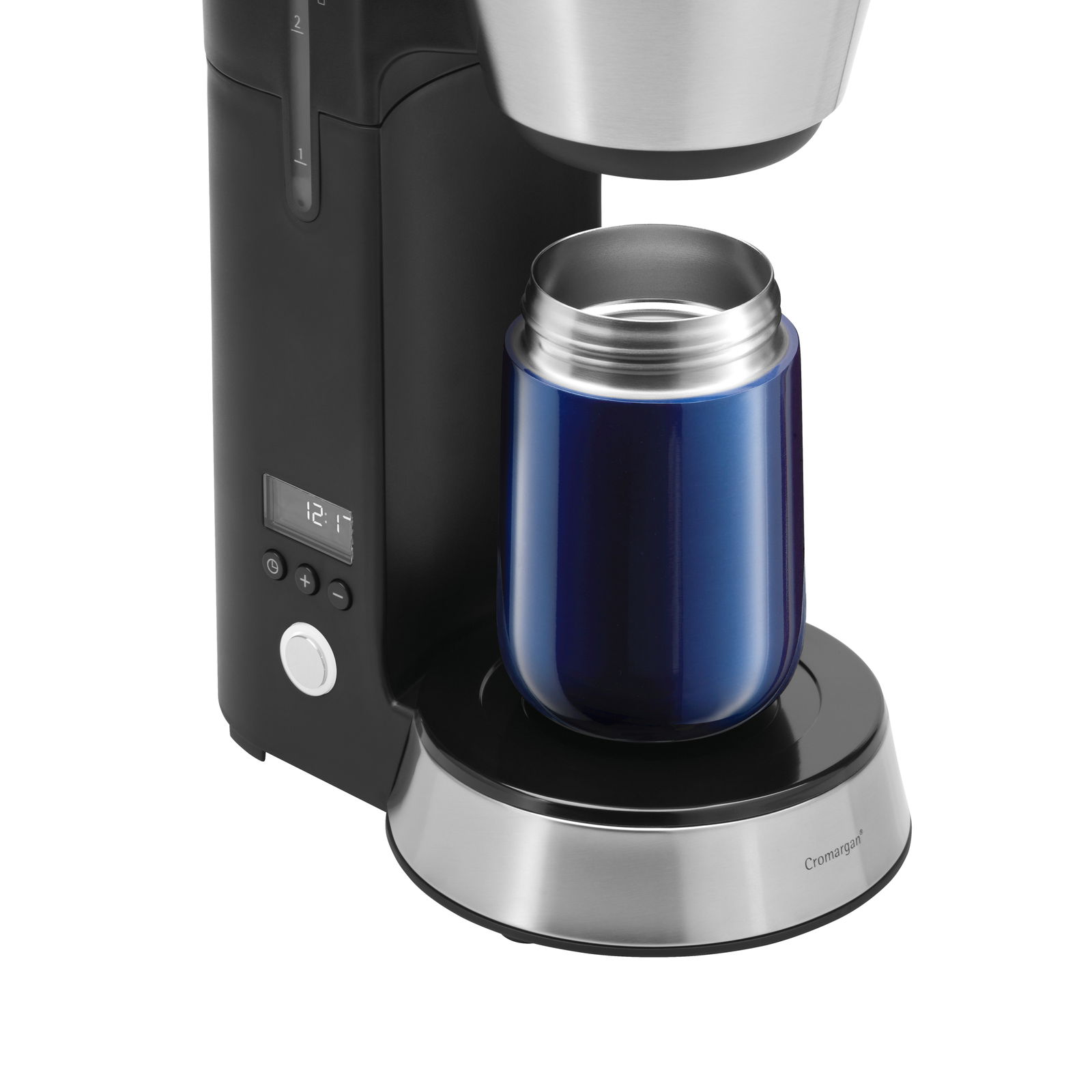 Impulse Travel Mug 0,3l Cromar in blauer Farbe, auf einer Kaffeemaschine stehend, seitliche Perspektive