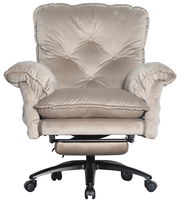 Bequemer Chefsessel in Frontalansicht mit weichem, gepolstertem Stoff und verstellbarem Fußteil auf Rollen.