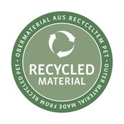 Grünes Siegel mit der Aufschrift 'Recycled Material', das auf die Verwendung von recyceltem PET im Obermaterial hinweist. Draufsicht auf das Siegel.