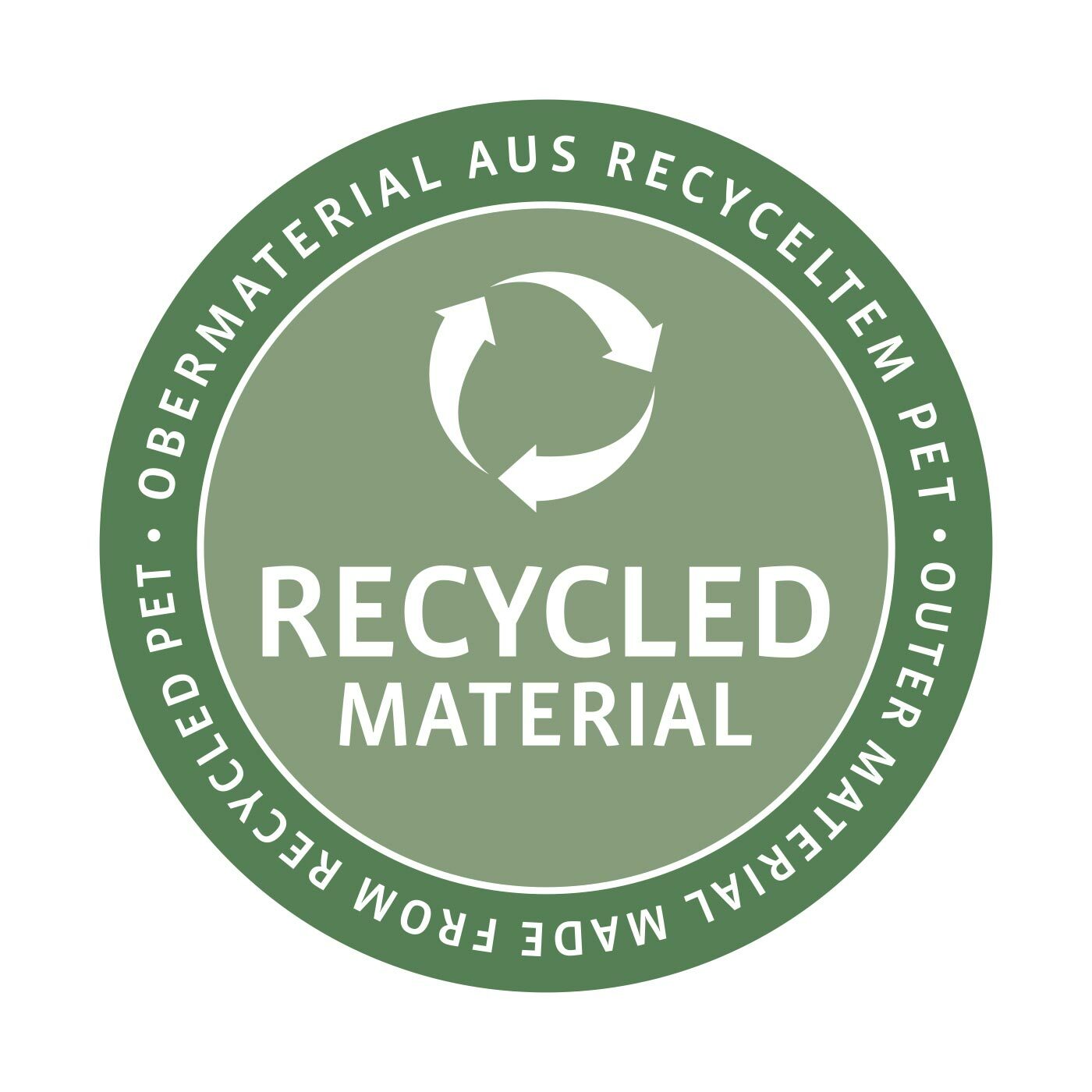 Grünes Siegel mit der Aufschrift 'Recycled Material', das auf die Verwendung von recyceltem PET im Obermaterial hinweist. Draufsicht auf das Siegel.