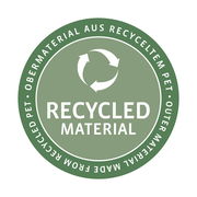 Grünes Siegel mit der Aufschrift 'Recycled Material', das auf die Verwendung von recyceltem PET im Obermaterial hinweist. Draufsicht auf das Siegel.