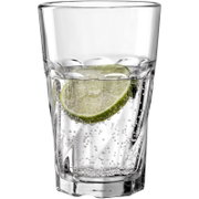 Transparant hoog glas met bruisend water en een schijfje limoen, productfoto in vooraanzicht op witte achtergrond