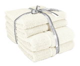 Vier-teiliges Handtuchset in Elfenbeinfarbe, gestapelt und mit einem grauen Band zusammengebunden, seitliche Perspektive.
