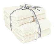Vier-teiliges Handtuchset in Elfenbeinfarbe, gestapelt und mit einem grauen Band zusammengebunden, seitliche Perspektive.