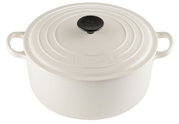 Cremefarbener Bräter von Le Creuset mit Deckel, aus der Vogelperspektive fotografiert.