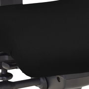 Nahaufnahme eines schwarzen Drehstuhlsitzes mit Blick auf die Sitzfläche und Teile der Mechanik.