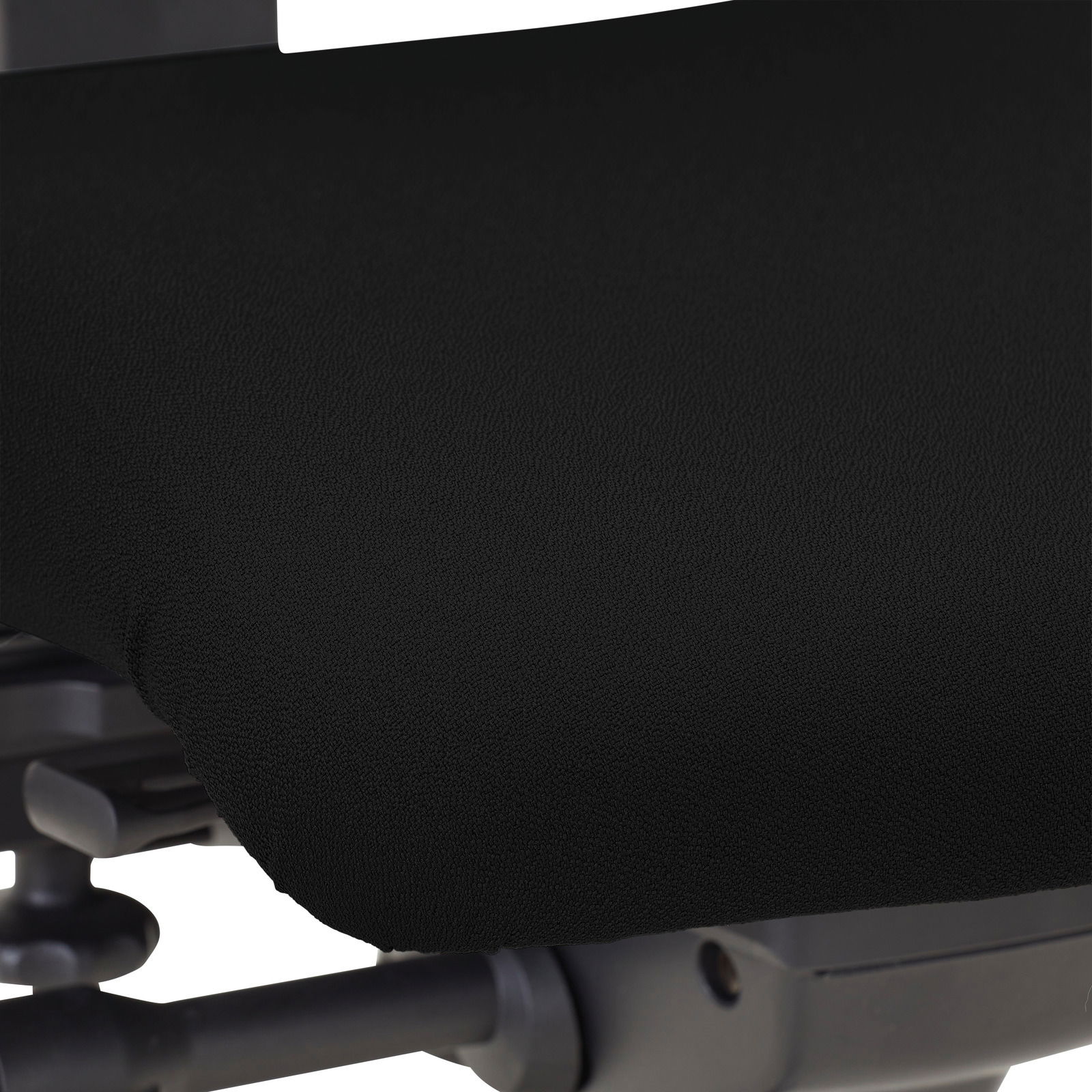 Nahaufnahme eines schwarzen Drehstuhlsitzes mit Blick auf die Sitzfläche und Teile der Mechanik.