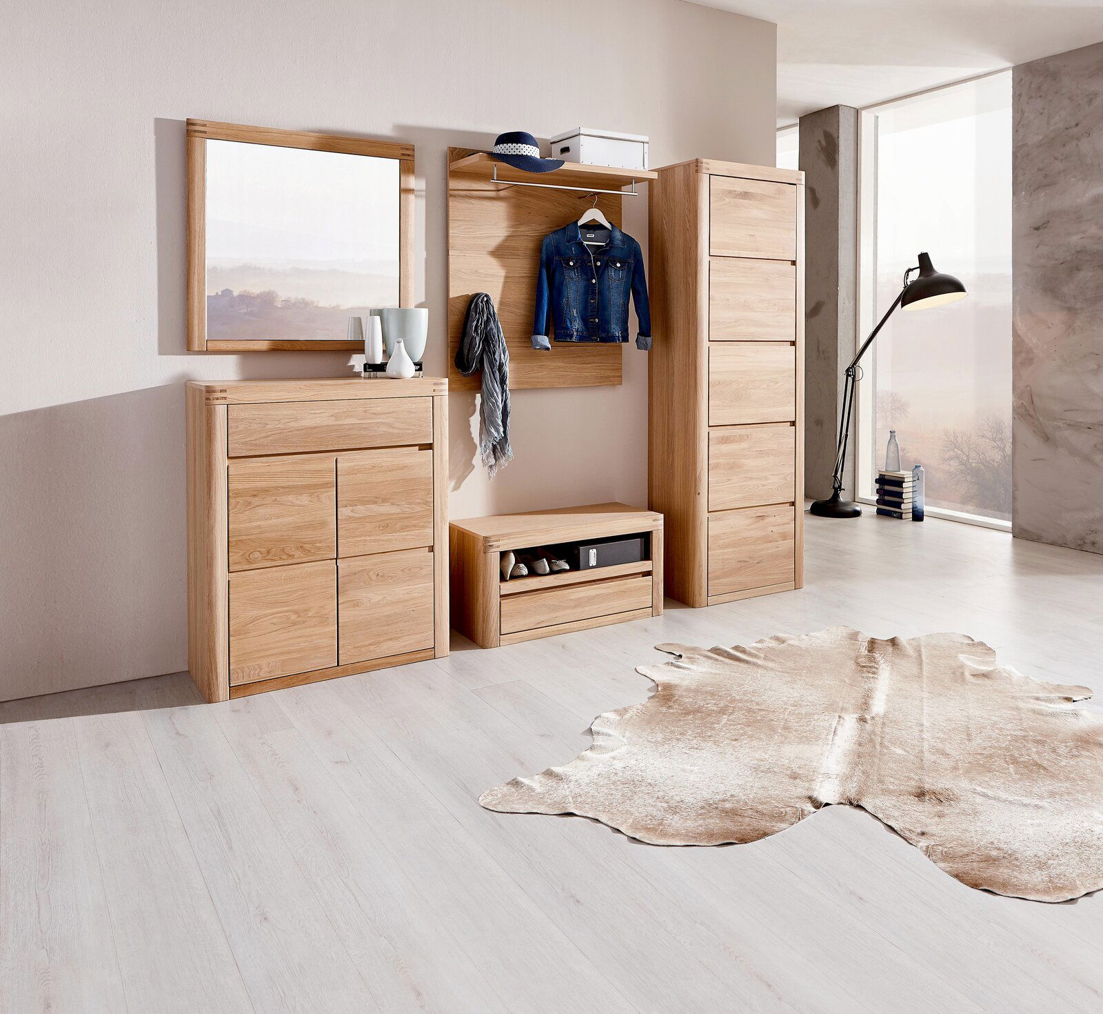 Moderne Garderobeneinrichtung aus Holz mit Spiegel, Schuhschrank, Bank und Garderobenpaneel in einem hellen Raum, seitliche Perspektive.