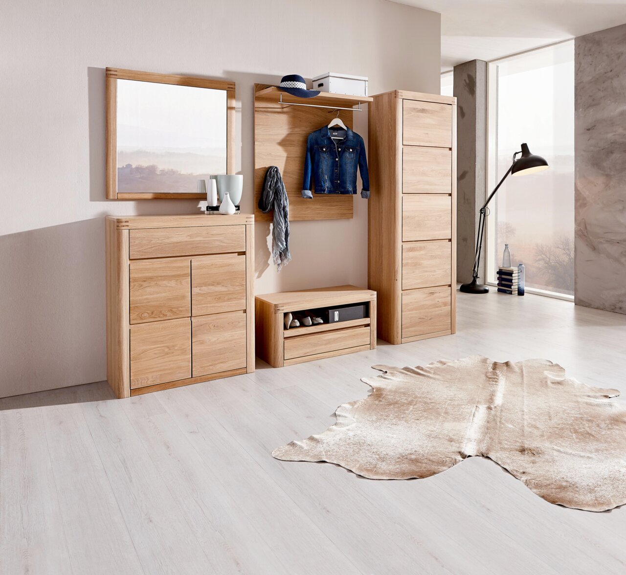 Moderne Garderobeneinrichtung aus Holz mit Spiegel, Schuhschrank, Bank und Garderobenpaneel in einem hellen Raum, seitliche Perspektive.