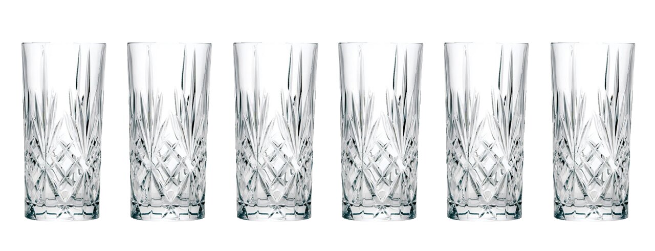 Sechs elegante Longdrinkgläser der Serie Melodia mit Kristallschliff, frontal nebeneinander aufgereiht.