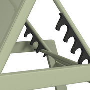 Nahaufnahme einer verstellbaren Sonnenliege mit Fokus auf das Mechanismus zur Rückenlehnenverstellung, seitliche Perspektive.