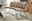 Beige Sitzbank Oval mit Metallbeinen, seitliche Perspektive
