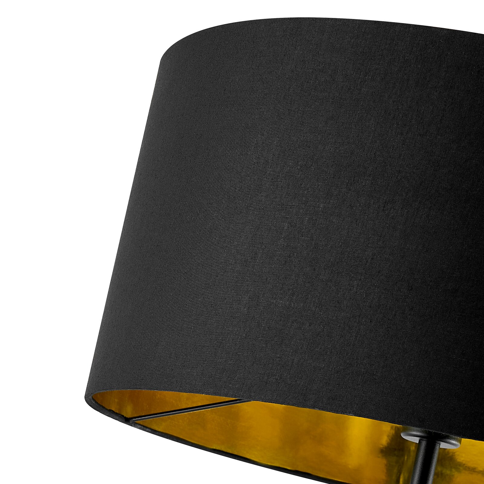 Nahaufnahme eines schwarzen Lampenschirms mit goldener Innenseite, perspektivisch von der Seite aufgenommen.