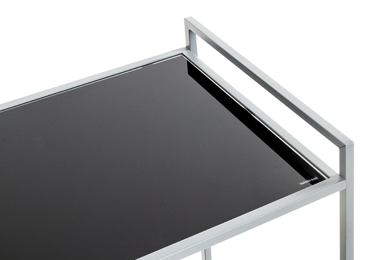 Nahaufnahme eines modernen Servierwagens mit silbernem Metallrahmen und schwarzer Glasablage (gehärtetes Glas), schräg von oben aus der Ecke fotografiert