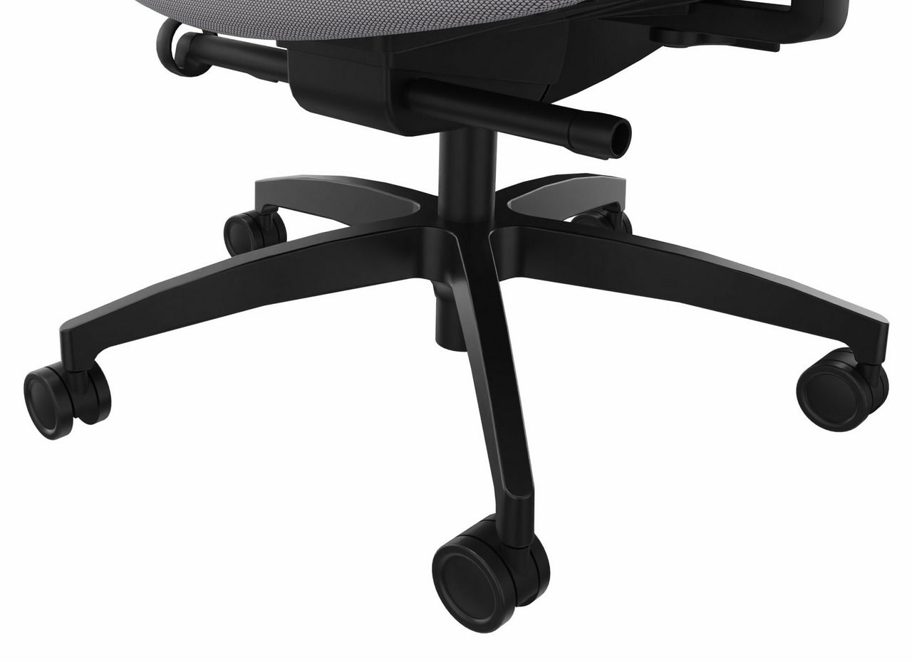 Nahaufnahme der Basis eines Drehstuhls mit schwarzen Rollen und einem stabilen, schwarzen Gestell.