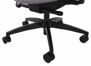 Nahaufnahme der Basis eines Drehstuhls mit schwarzen Rollen und einem stabilen, schwarzen Gestell.