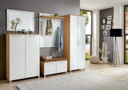Modernes Garderoben-Set in heller Holzoptik mit weißen Hochglanzfronten, bestehend aus Schrank, Sitzbank und Wandpaneel mit Haken, aus der Perspektive eines hellen, geräumigen Zimmers mit großen Fenstern.